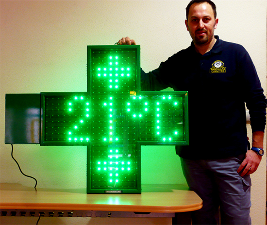 cruz led para farmacias